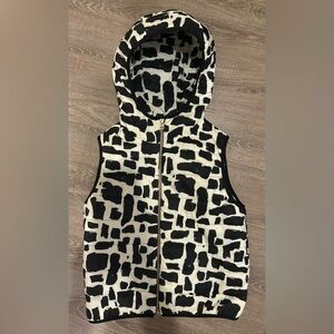 Beautiful black/white pattern hooded light puff vest with gold zip.